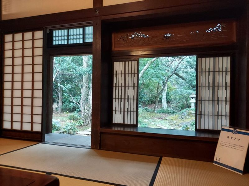 「ナカノマ」からさらに進むと「オクノマ」へ。「付書院」という縁側に張り出した棚から、美しい庭園をご堪能ください。