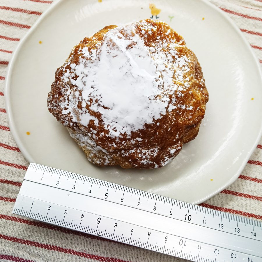 ちなみに「真面目シュークリーム（クリーム増量）」は、 カスタードクリーム約２倍で、お値段は178円（税込192.24円）です。 やっぱりちょっと謎な価格設定…