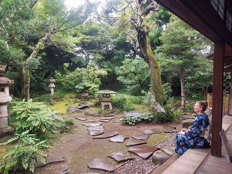 武家ルーツのお屋敷のお庭らしく、静謐な詫びさびの世界を堪能できます。