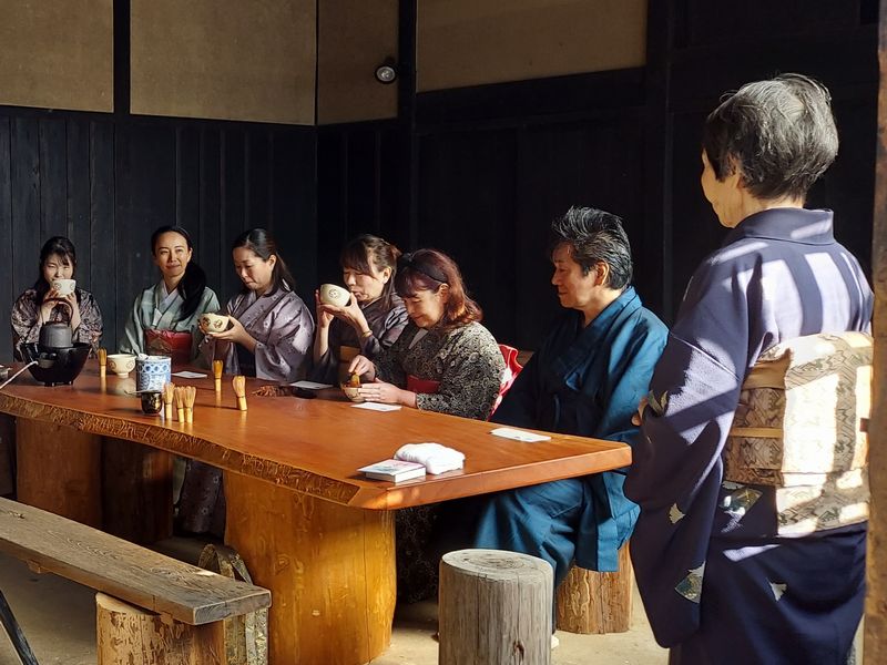 1杯目は先生が、2杯目は参加者自身で。ご自分で点てたお茶の味わいは？（後ろ姿の女性は、岡田宗智さんのお母さま・表千家茶道教授の岡田宗由さん。）