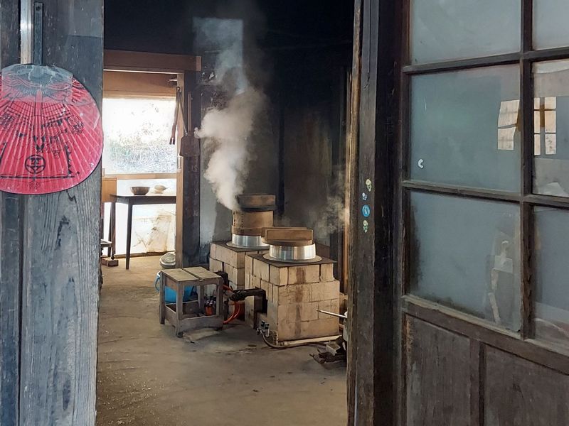 約200年という歴史の風格を感じるお屋敷内のかまどで、もち米を炊きます。