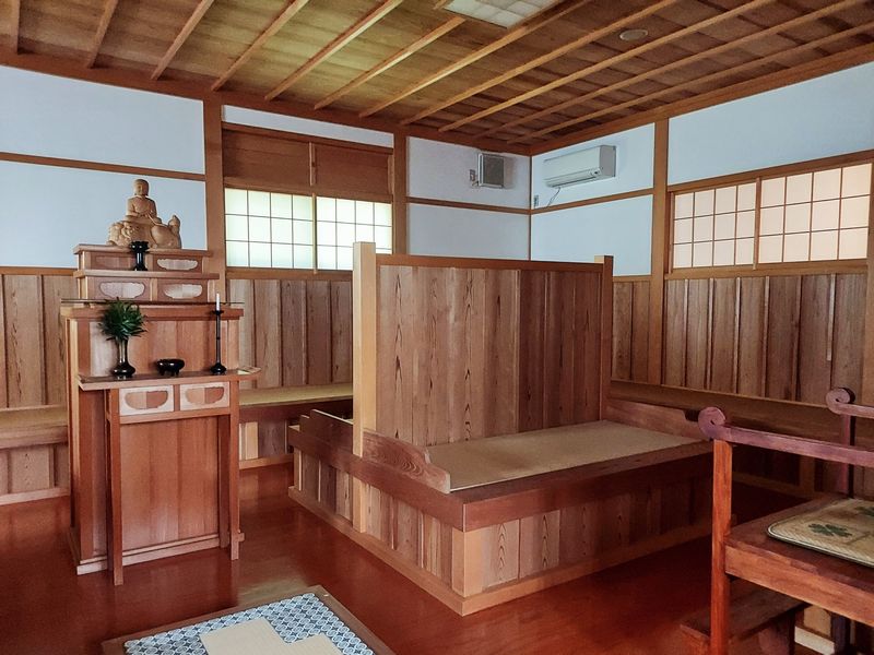 坐禅堂の室内。定期的に坐禅の会がおこなわれています。