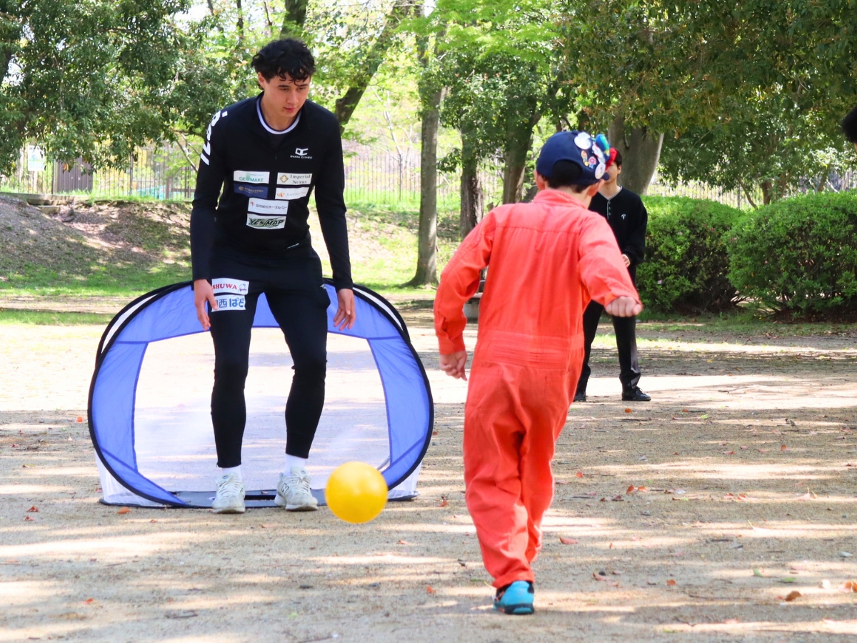 最後はゴールをめがけてシュート！サッカーを通して交通安全について学べる体験でした