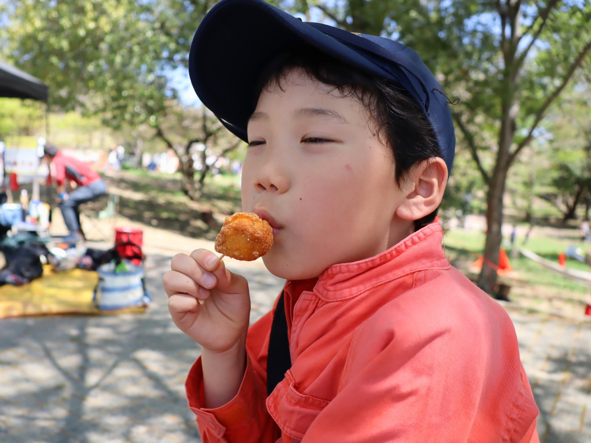 イベントのあとは、ちょっとひと休み。外で食べるからあげクンは、やっぱり格別でした