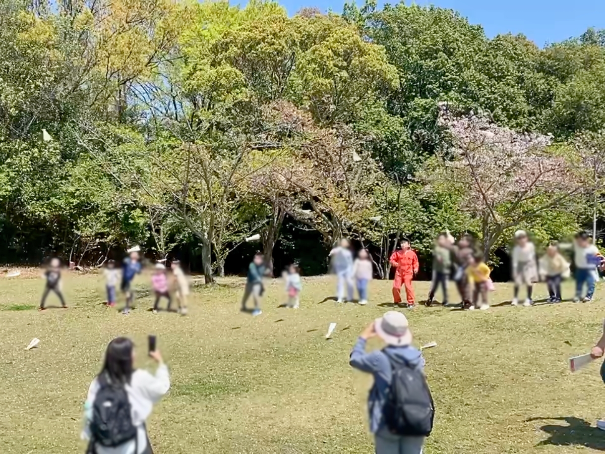 紙飛行機づくりにサッカー体験と、親子で楽しみながら学べるイベントでした