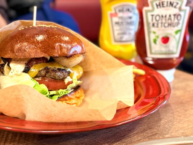 【箕面市】顔を近づけた瞬間、もう美味しい。直火で焼く黒毛和牛バーガーの衝撃！「ニックアンドレネイ箕面店」