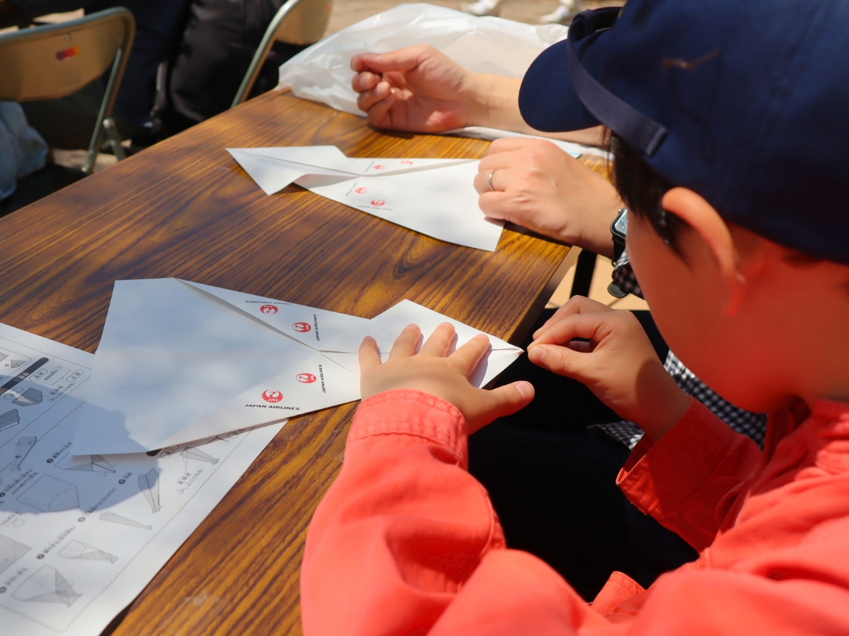 先生に教えてもらいながら、最後のひと折り