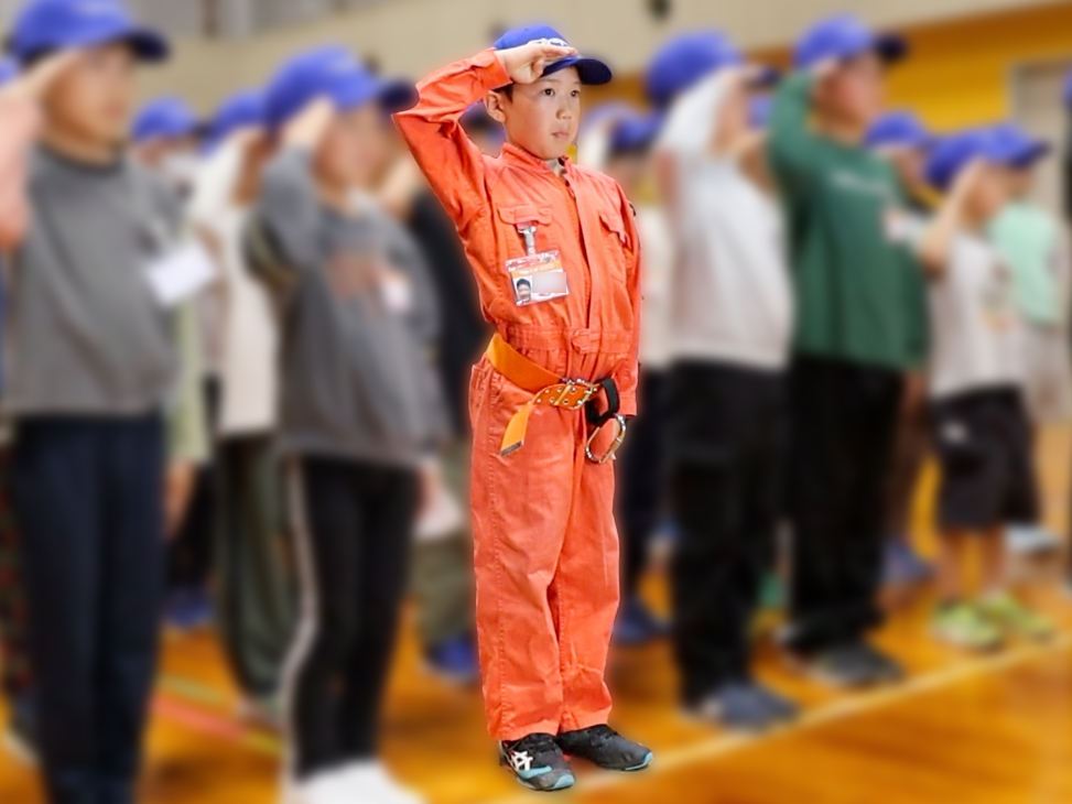 一斉に行う敬礼。会場の空気がぐっと引き締まります。