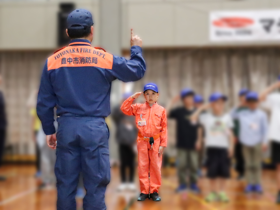 消防士さんの号令に合わせて、一つひとつの動きを確認していきます。