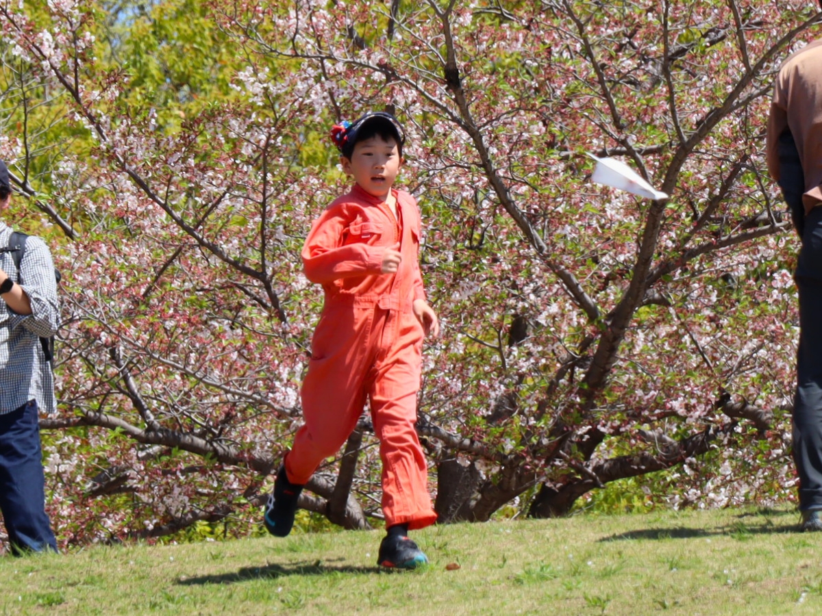 どこまで飛ぶかな？って、思わず追いかける