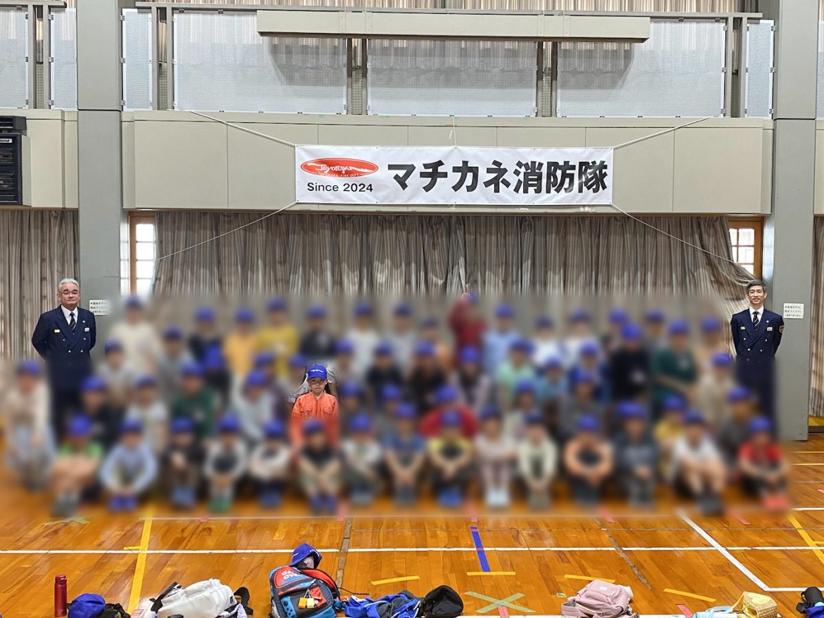 同じ帽子をかぶり、同じ動きをする子どもたち。その一人として立つ姿に、1年間の意味を感じました。