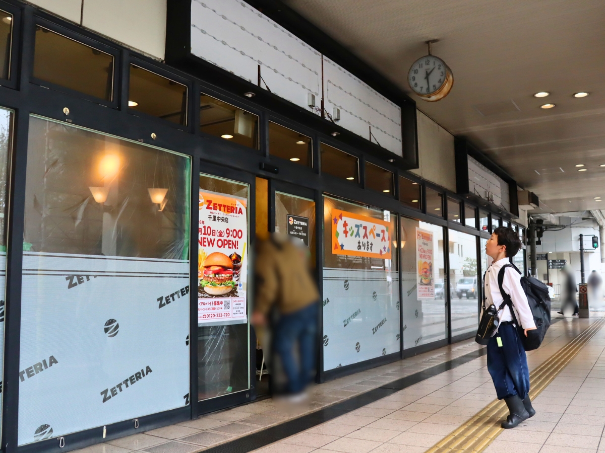 中では解体作業も進んでいて、思わずのぞき込む息子。