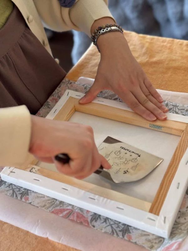 オリジナルの道具で、シワやヨレを抑えます（写真：Terve!PAPERS）