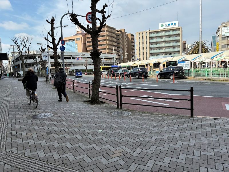 1つ目、バスのロータリーにあったガードパイプ。