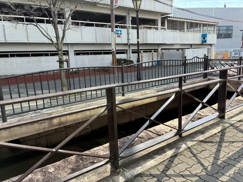 3つ目、さっきの疎水の反対側にあったガードパイプ。