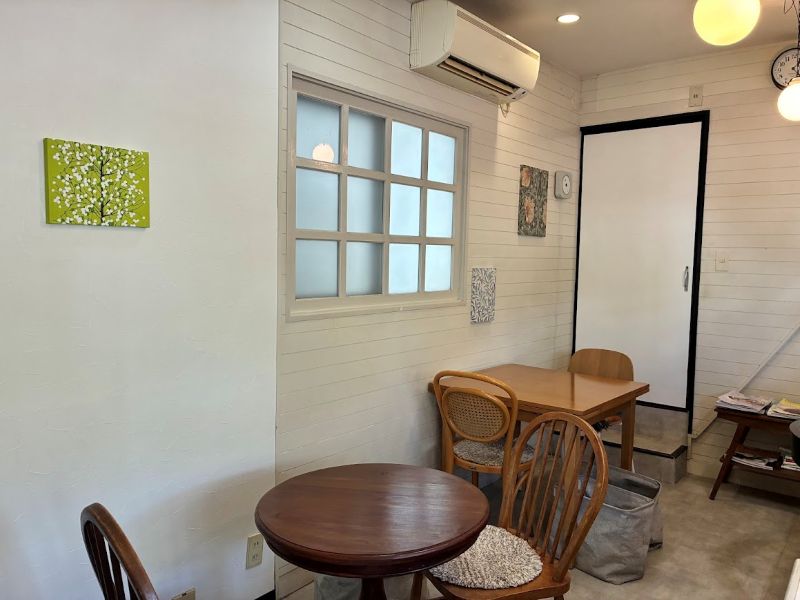 壁には、余白とともに素敵なパネル