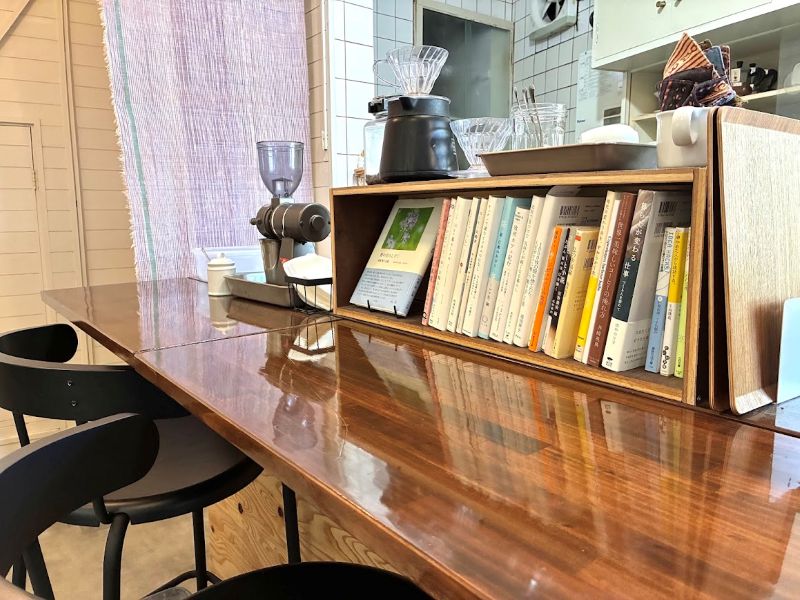 カウンターには、いろんな本