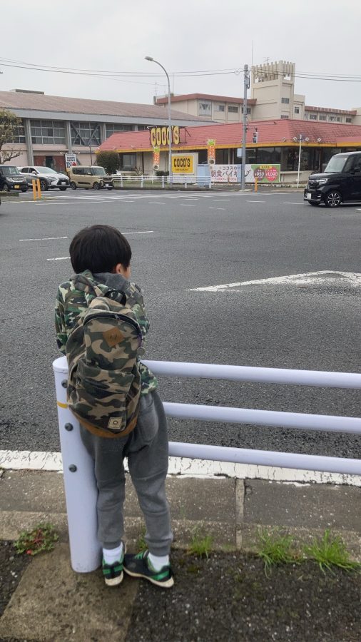 区役所前でバスを降り、坂を下り皆んなを待ちます