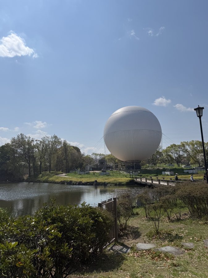 満開の桜と同じく　ひときわ目立つ大きな気球