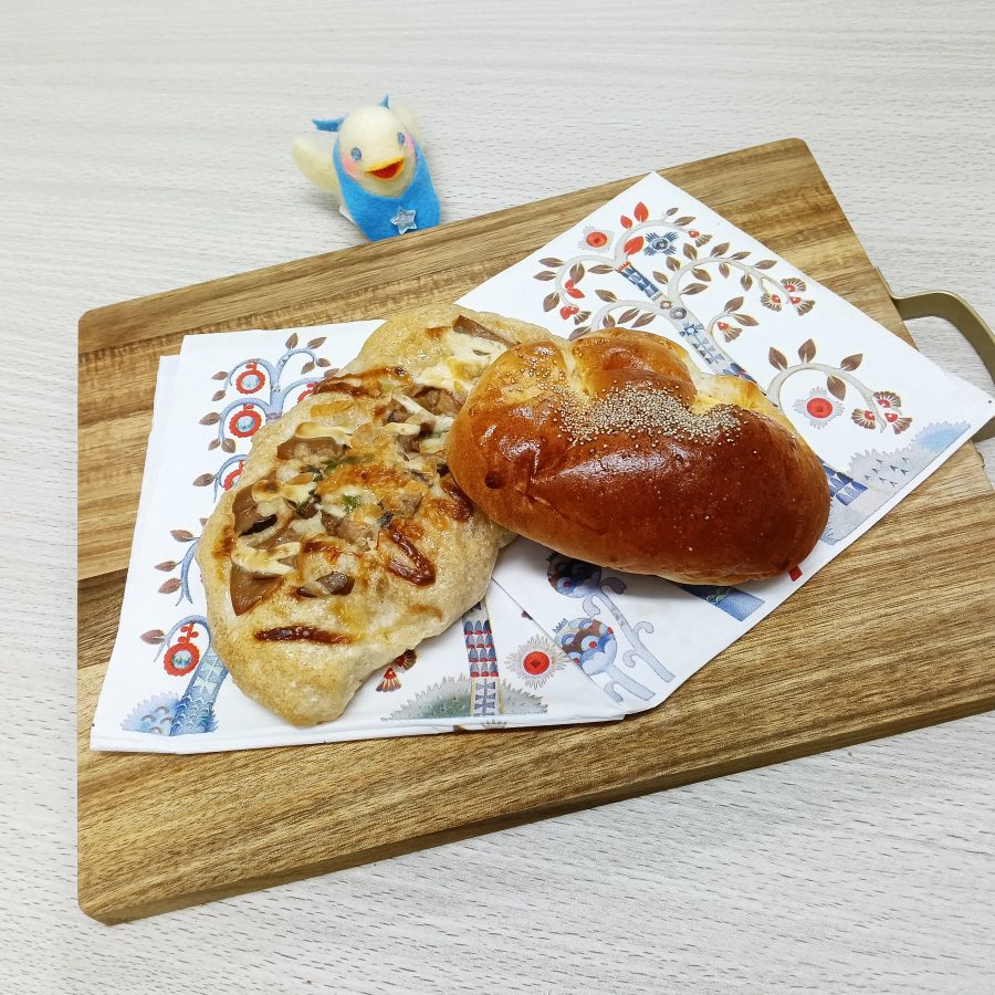 クリームパンなどの定番に、季節の食材を用いた創作パンも随時開発中！