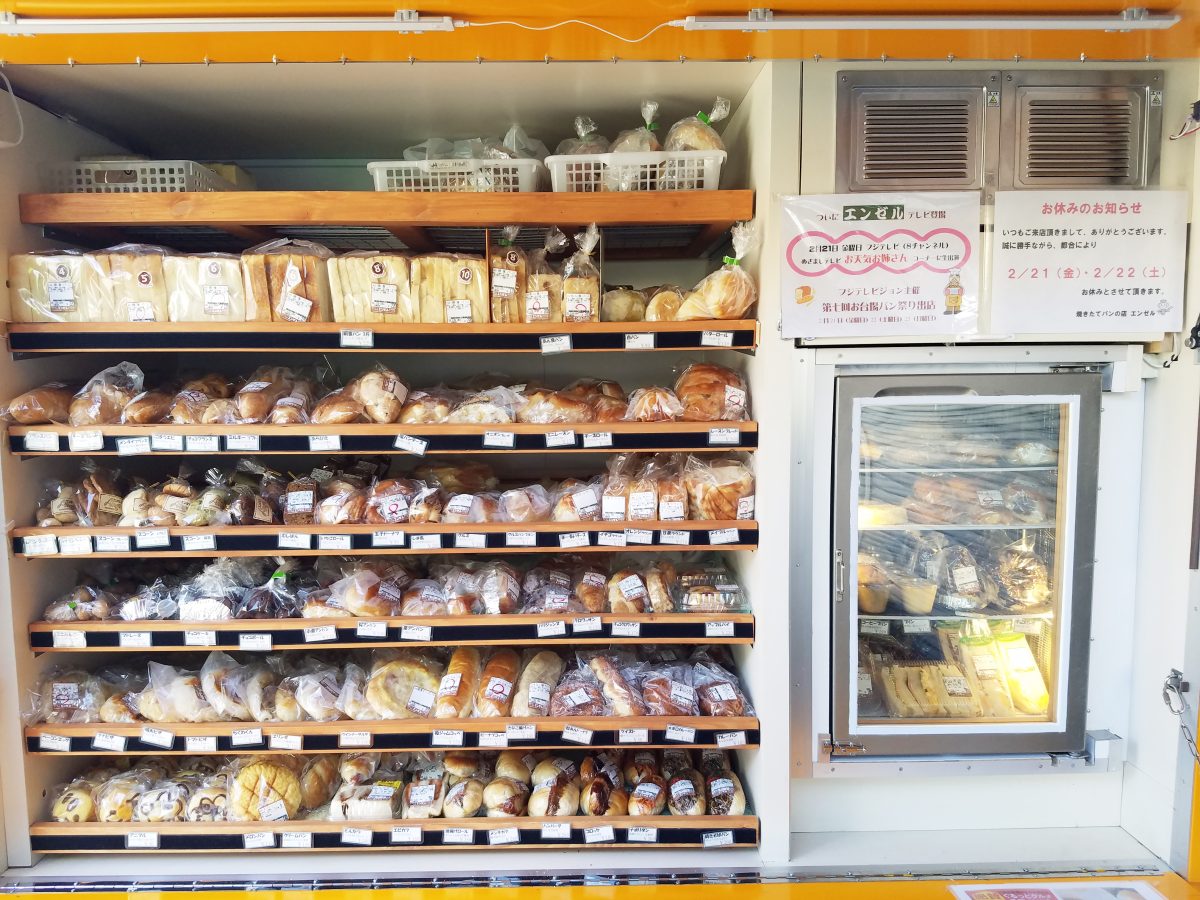 ずらりと陳列された魅力的なパン。1台に100種類も積み込んで、いざ出発！