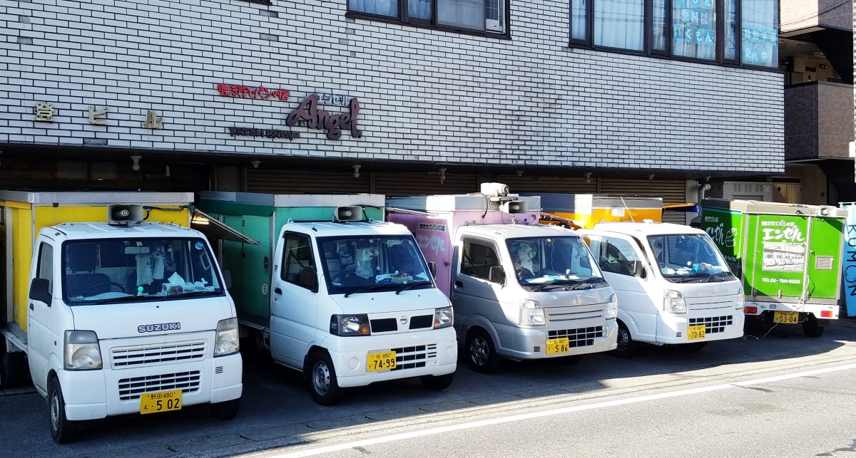 イエロー、ピンク、グリーン、オレンジ…出発を待つ、カラフルなトラックたち