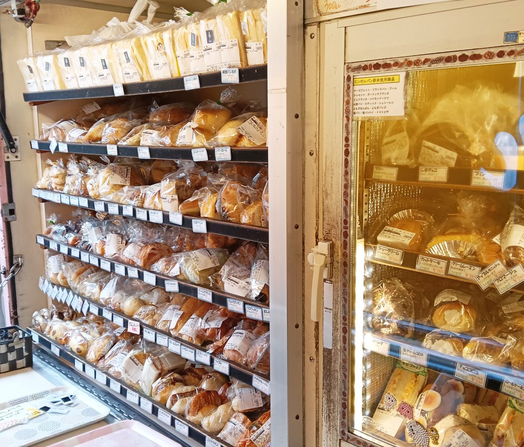 ワゴンを開くと現れる、小さなパン屋さんにわくわく！