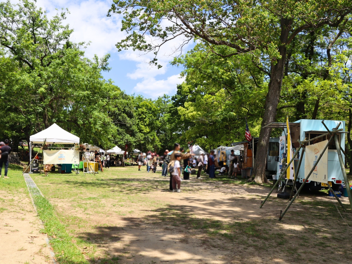 木陰が気持ちいい千里中央公園に、おしゃれなマルシェやキッチンカーがずらり。