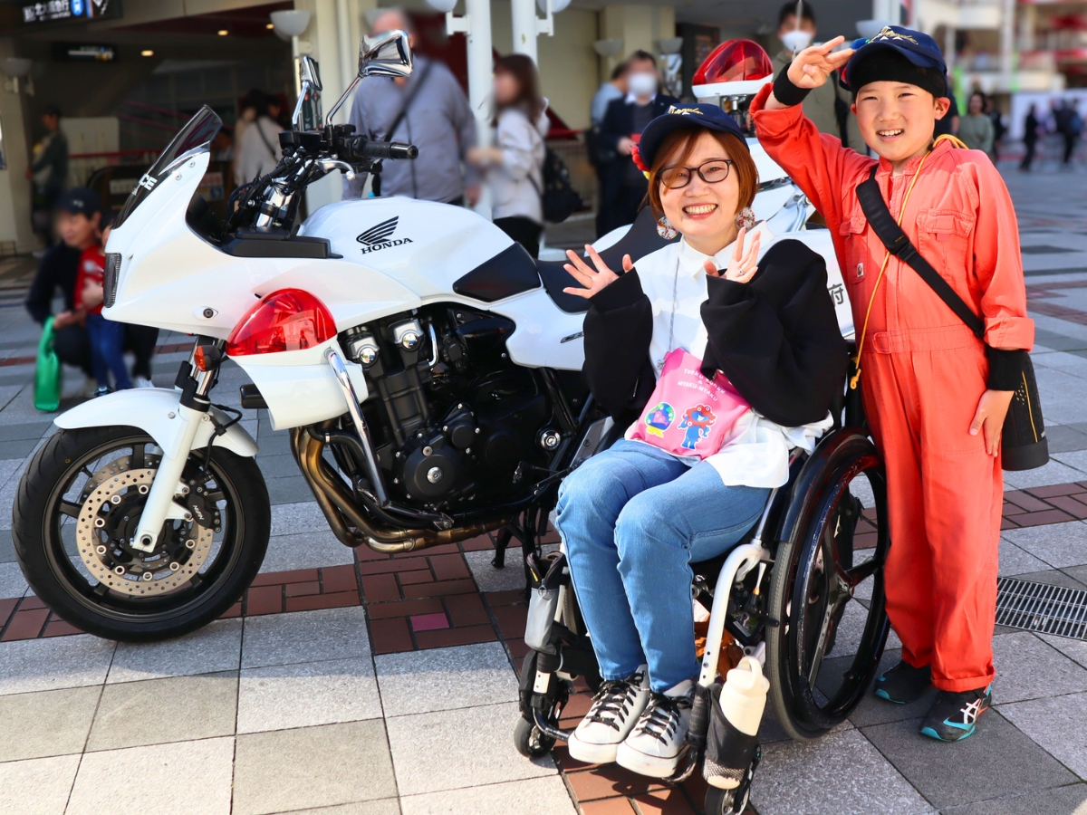 最後は白バイとも記念撮影！楽しく参加しながら、交通安全について親子で改めて考えるきっかけになった一日でした。