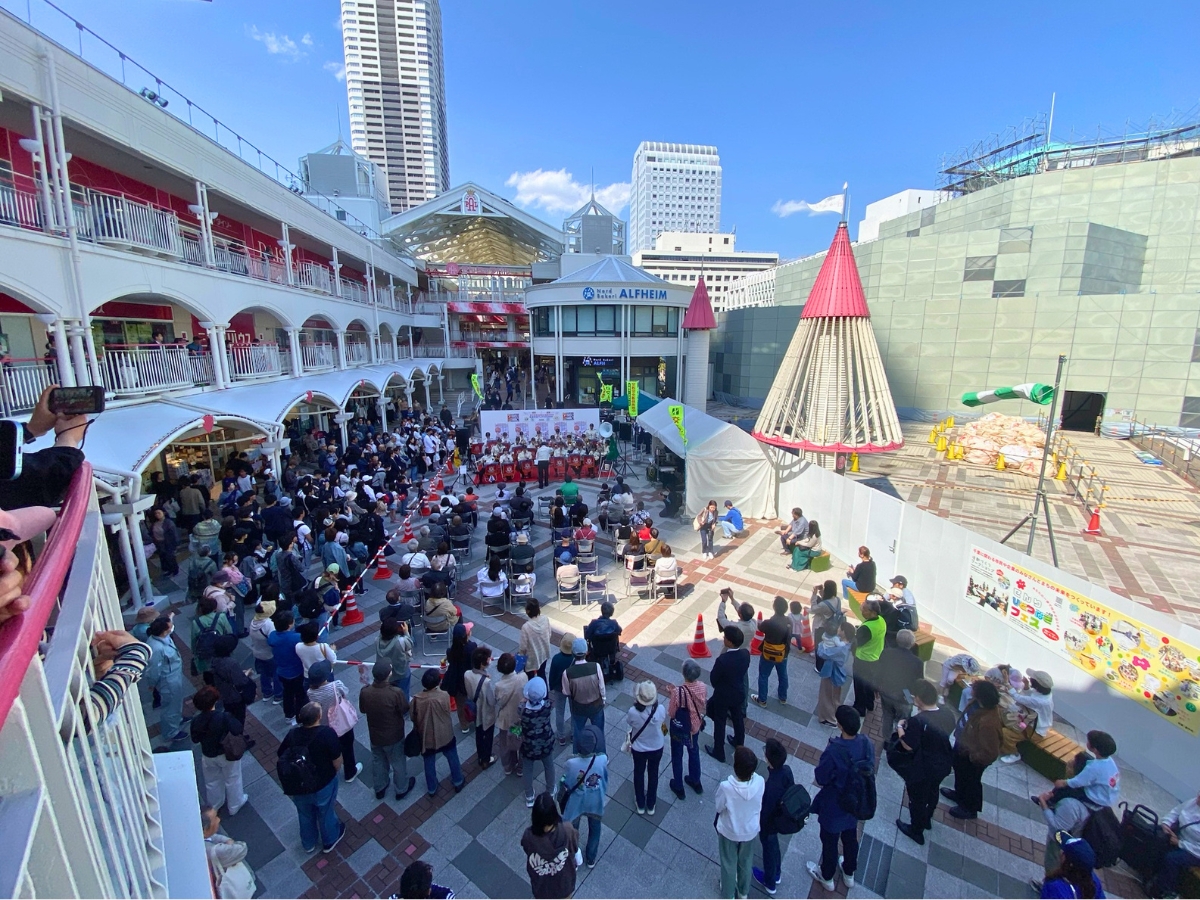 せんちゅうパル南広場で開催された「交通安全フェアinとよなか」。 会場にはたくさんの親子連れが集まり、大盛況でした！