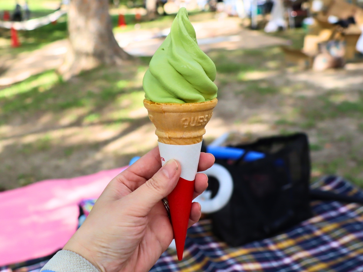 新緑の公園で食べるソフトクリーム、おいしかった〜!」
