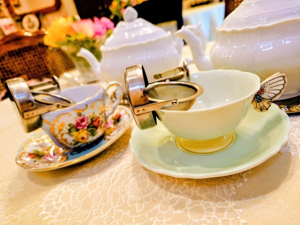 花柄のカップの取っ手が蝶のカップ