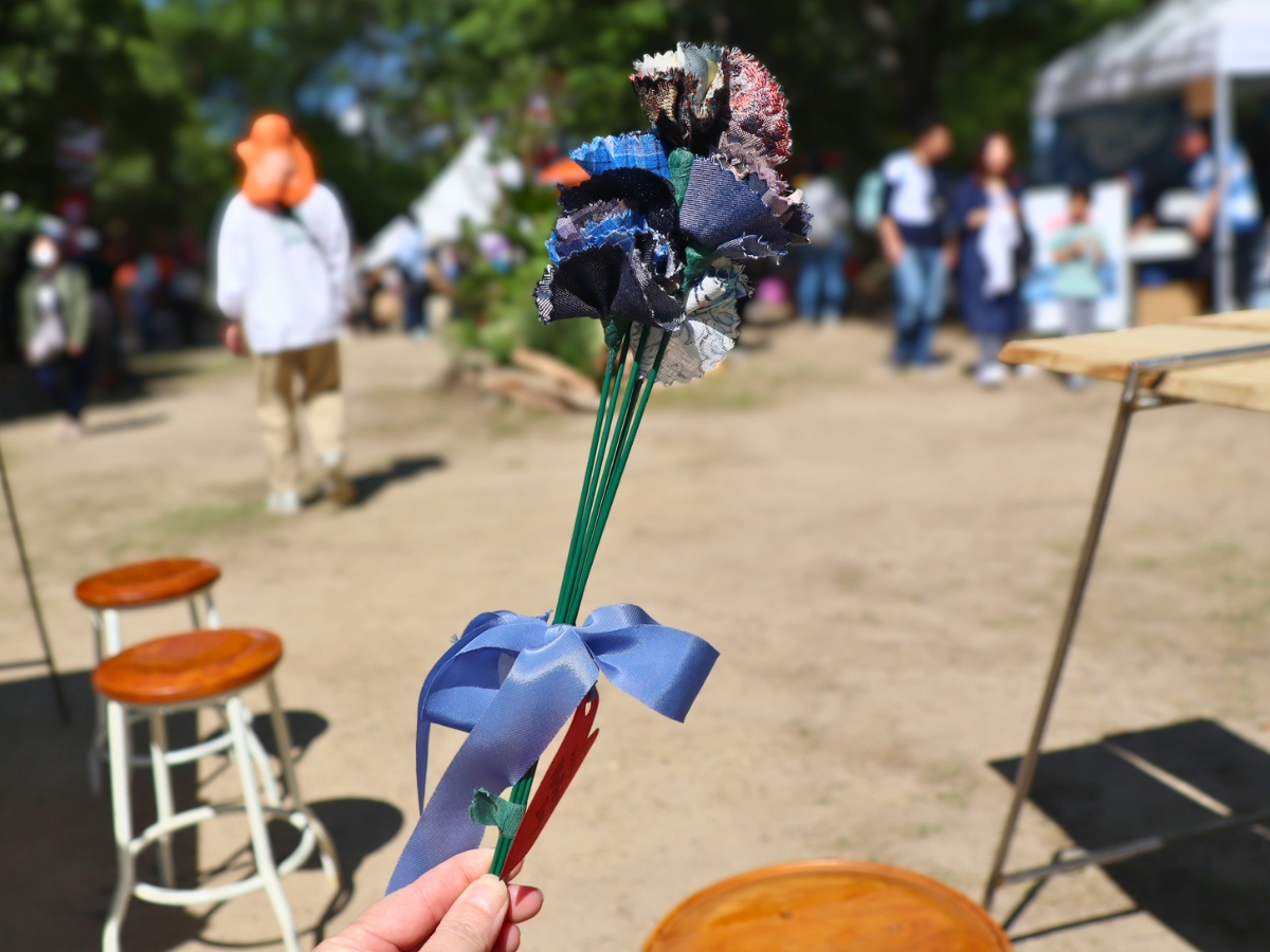 ハギレで作る、世界にひとつだけのカーネーション。組み合わせによって雰囲気が変わるのも素敵でした。