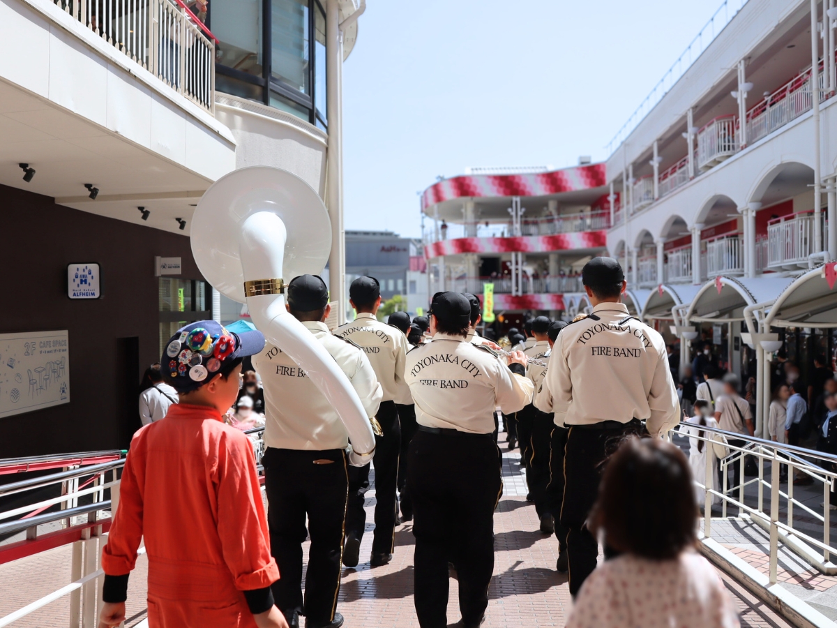 音楽隊の後ろをついていきながら、“音楽隊の一員気分”で楽しんでいた息子。