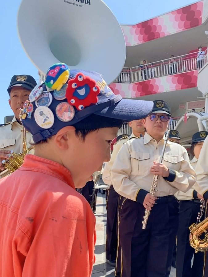 すると突然、音楽隊のみなさんが“回れ後ろ”！一斉にこちらを向いて、びっくりして固まっていました（笑）