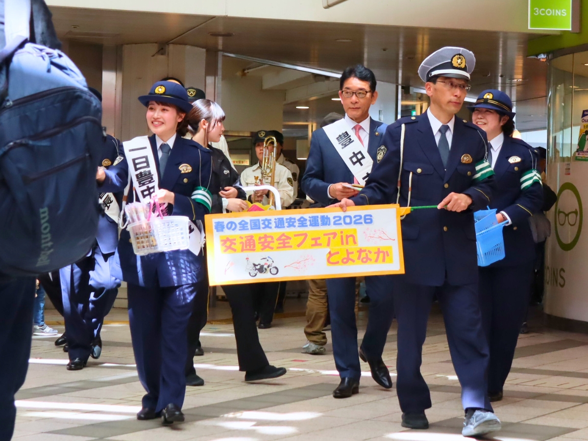 パレードの途中では、豊中市の長内市長や、 一日警察署長の梶尾綾さんから 声をかけてもらい、大喜びの息子。