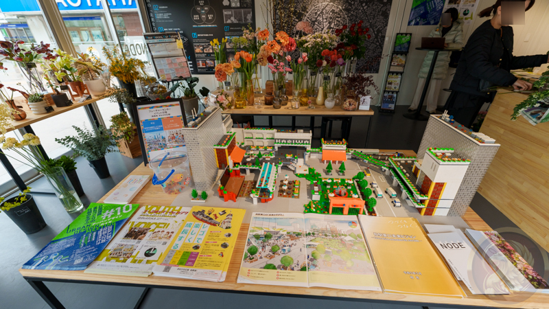 NODEの中に入ると、柏の将来を模したレゴや併設する花屋さんのお花、奥にまちづくりを紹介するボードがところ狭しと並ぶ