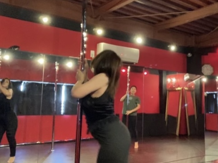 普段なかなか体験できないポールダンス　一度体験くださいね