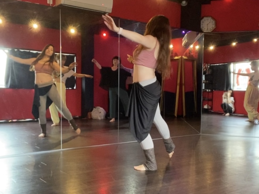 ベリーダンス お腹や腰・胸を動かして踊ります