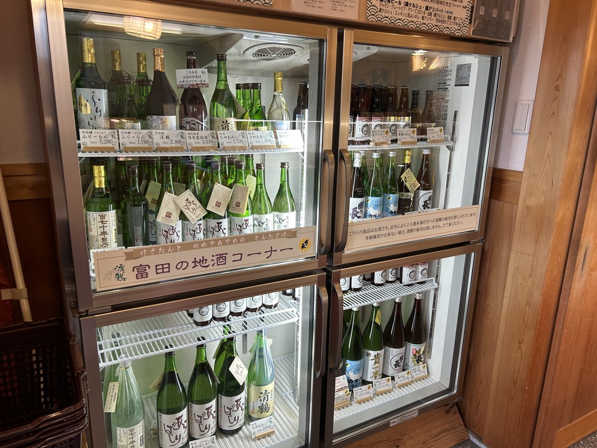 清鶴酒造と壽酒造のお酒がずらり。壽酒造はクラフトビールも造っている。