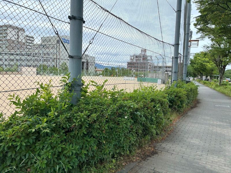 今はグランド、前はテニスコートだったところ。いろんな変遷があったんですね～