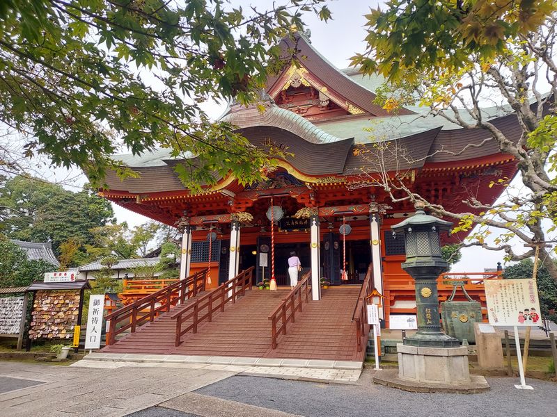 享保2年（1717）建立と伝えられる布施弁天の本堂。江戸中期における下総地方の名建築といわれています。こちらも千葉県指定有形文化財（建造物）。