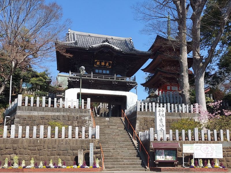 文化7年（1810年）に建立された布施弁天の楼門。千葉県指定有形文化財（建造物）です。