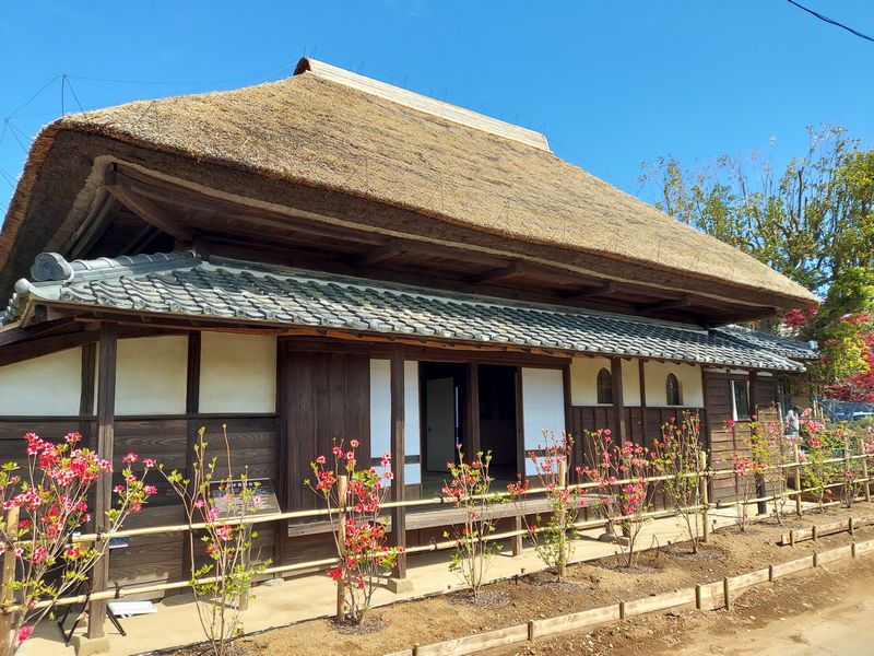 かやぶき屋根が特徴の旧手賀教会堂。教会内には、日本で最初のイコン画家・山下りんの作品（レプリカ）が掲げられ、静謐な祈りの空間を今に伝えています。