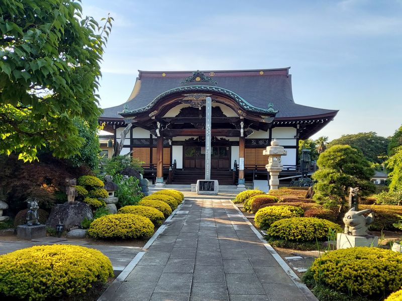 平安時代作といわれる阿弥陀如来坐像をお祀りする萬福寺。境内に点在するキャラクターの石像も訪れる人を楽しませてくれます。