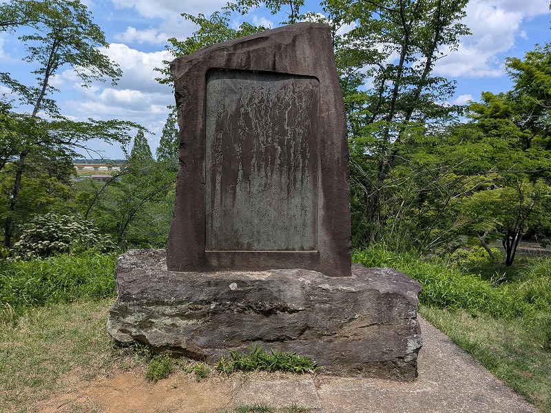 さくら山に建つ、江戸後期の俳人・小林一茶の俳文碑。刻まれた句「米蒔くも 罪ぞよ 鶏がけ合ぞよ」に込められた一茶の想いとは…？　詳細はツアーの解説で！