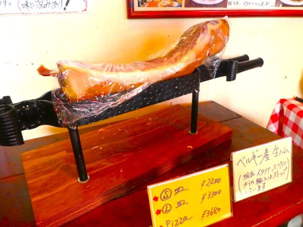 店内の生ハム、台に載っている