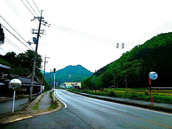 お店近くの道路の風景、山が見える