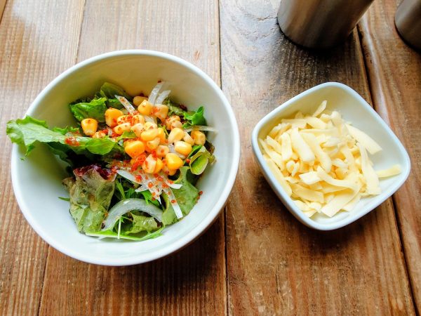 ランチセットのサラダと追加のチーズ