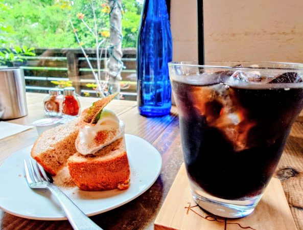 食後のシフォンケーキとアイスコーヒー